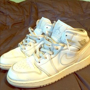 Jordan one mid “White Wolf Grey”